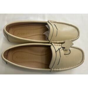 Artisure Women Classic Genuine Leather Loafer in a Cream or Light Beige Size 8